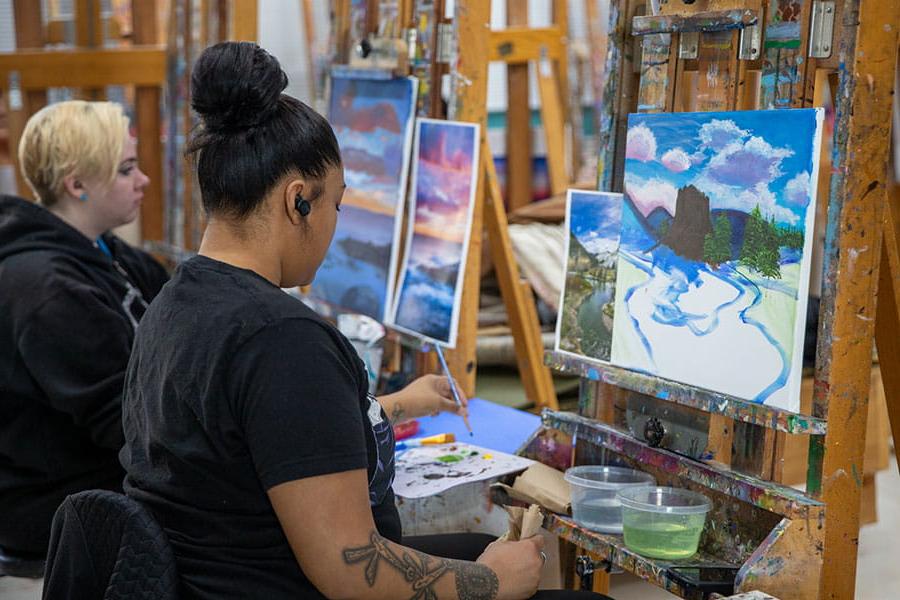 太阳集团娱乐场登陆网站 students painting l和scapes